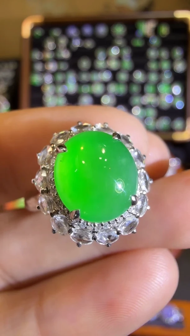 【闪购商品】翡翠戒指18K金镶嵌玻璃种黄阳绿蛋面戒指