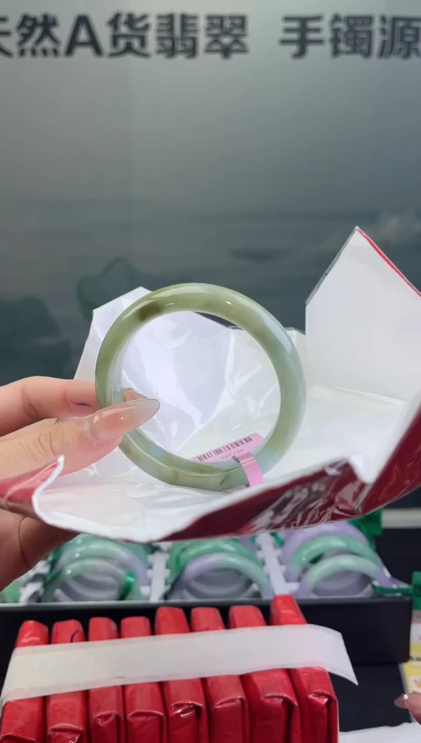 翡翠手镯未镶嵌翡翠手镯
