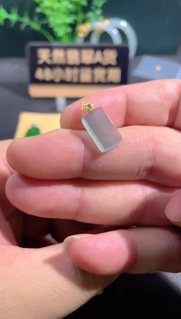 翡翠18K金镶嵌颈饰翡翠