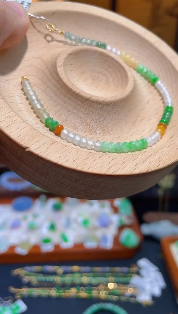 颈饰18K金镶嵌翡翠手链