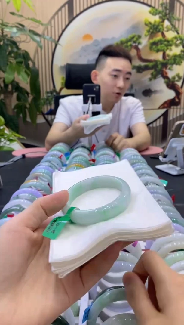 翡翠手镯未镶嵌50