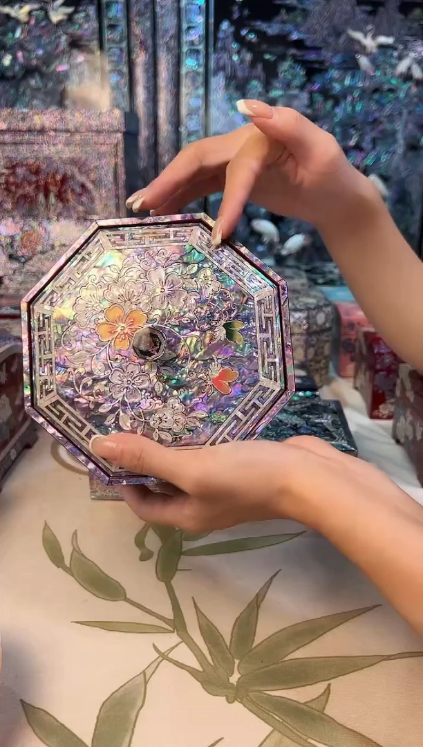 红底弘贝雅螺钿漆器文化馆