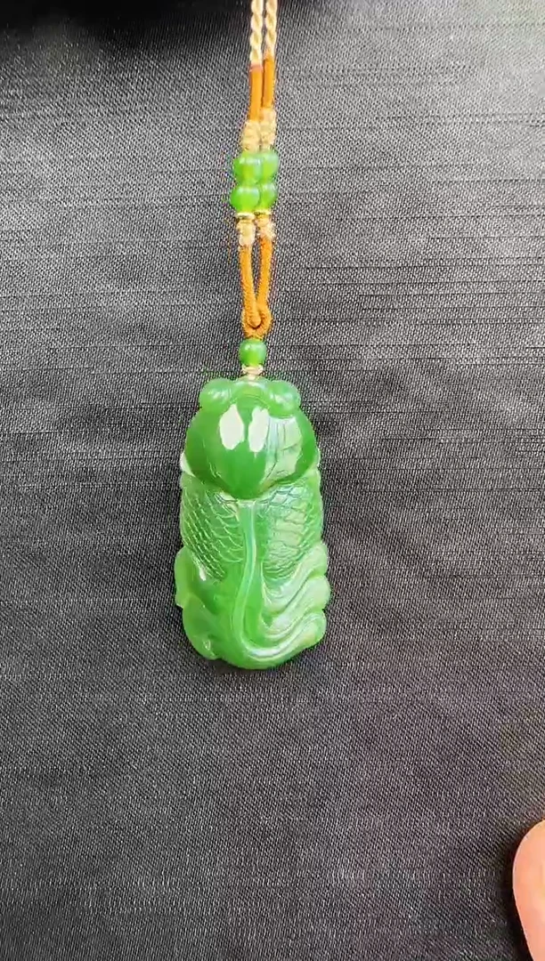 和田玉未镶嵌颈饰白加绿鱼吊坠