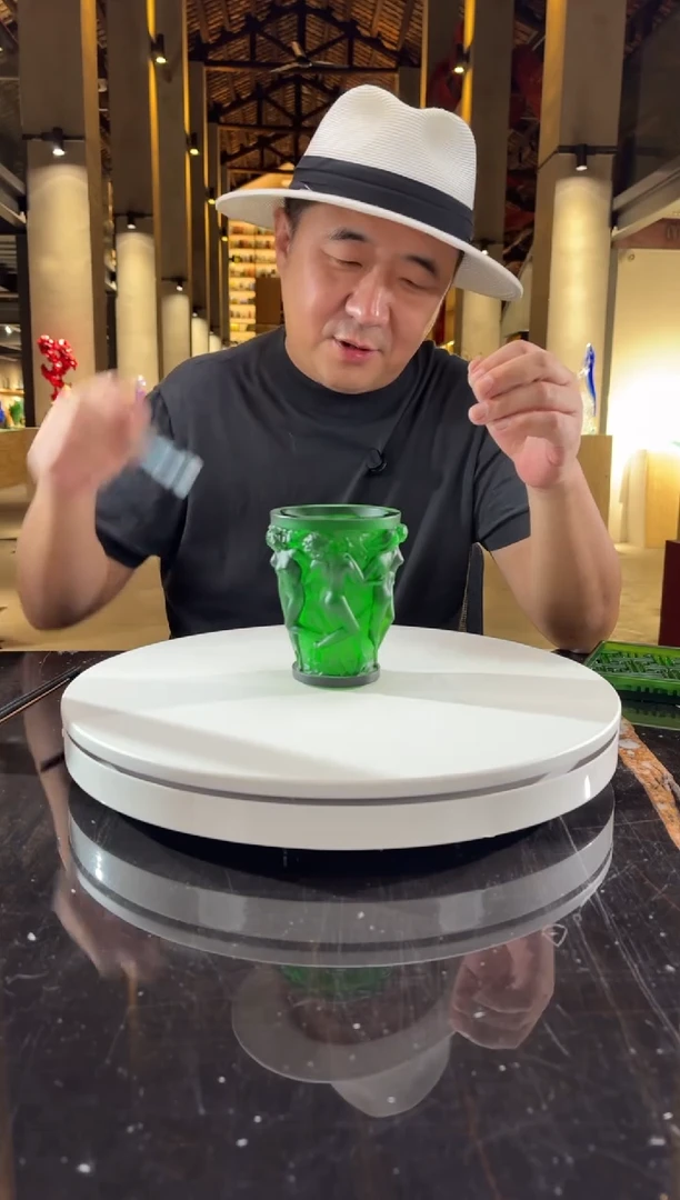 摆件祖母绿酒神笔筒