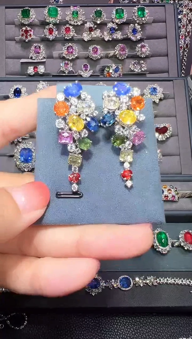 耳钉蓝宝石18K金镶嵌