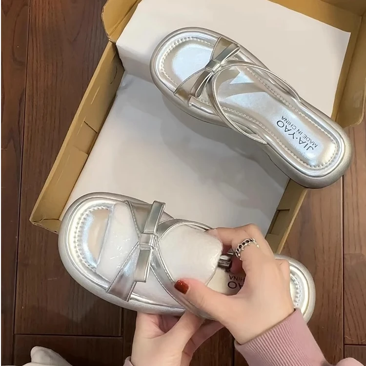 法式银色凉拖鞋女夏外穿2025新款高级感蝴蝶结粗跟沙滩一字拖凉鞋