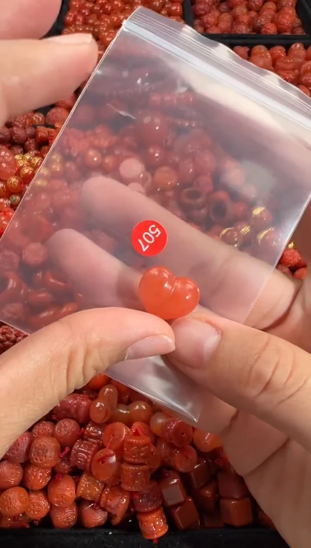南红玛瑙未镶嵌颈饰1