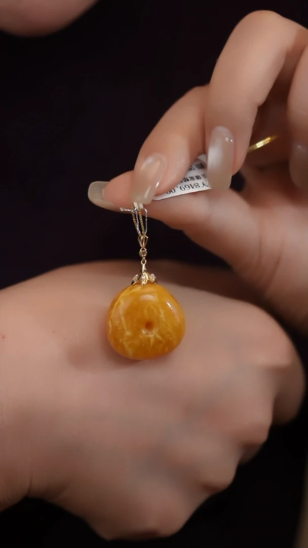 琥珀吊坠(赠链)18K金镶嵌花蜡饼子吊坠 克重5g（多样性发货））