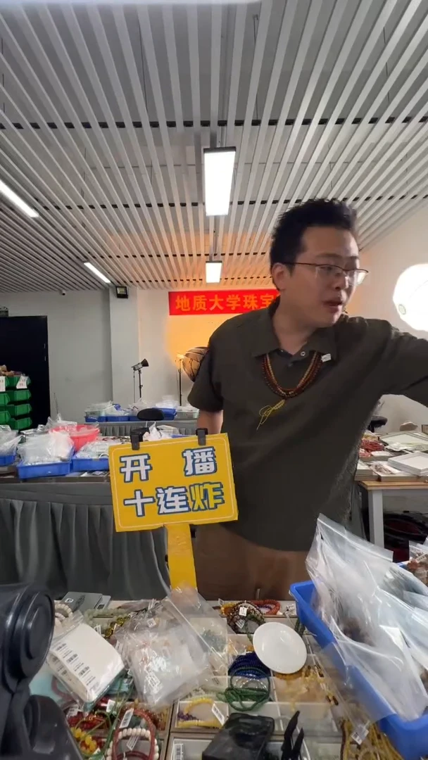 蜜蜡吊坠(不含链)银S925镶嵌俄料鸡油黄蜜蜡吊坠多样性发一件