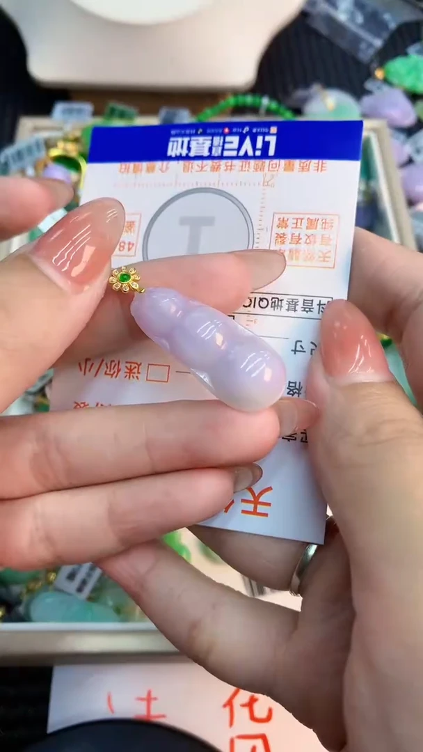 翡翠未镶嵌颈饰           1