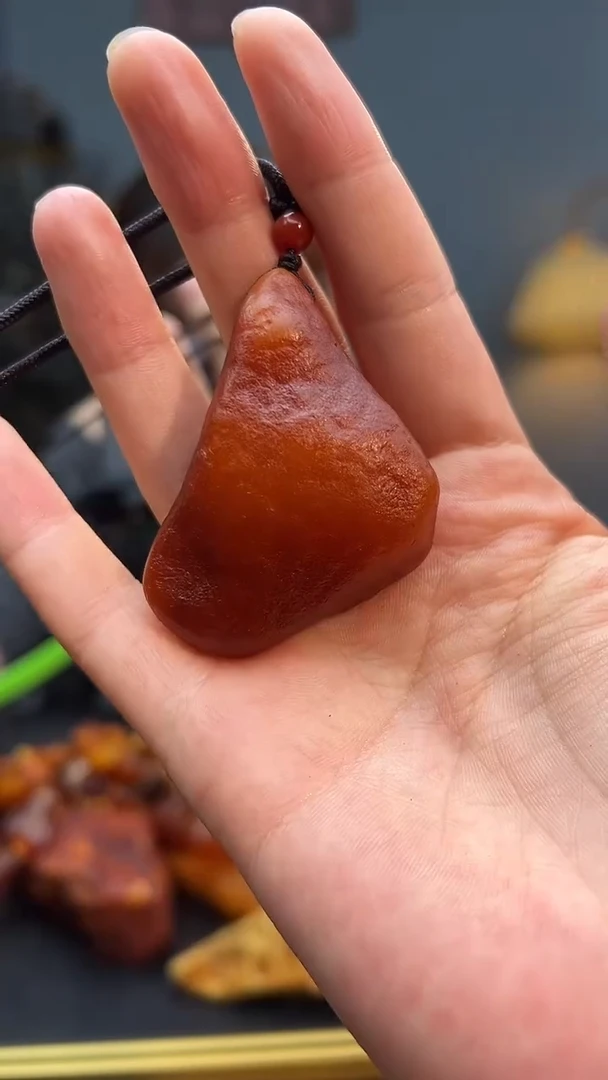 未镶嵌颈饰琥珀吊坠