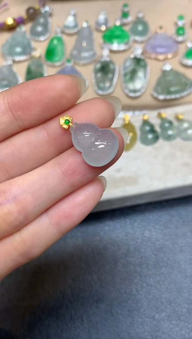 颈饰18K金镶嵌翡翠葫芦【无服务费