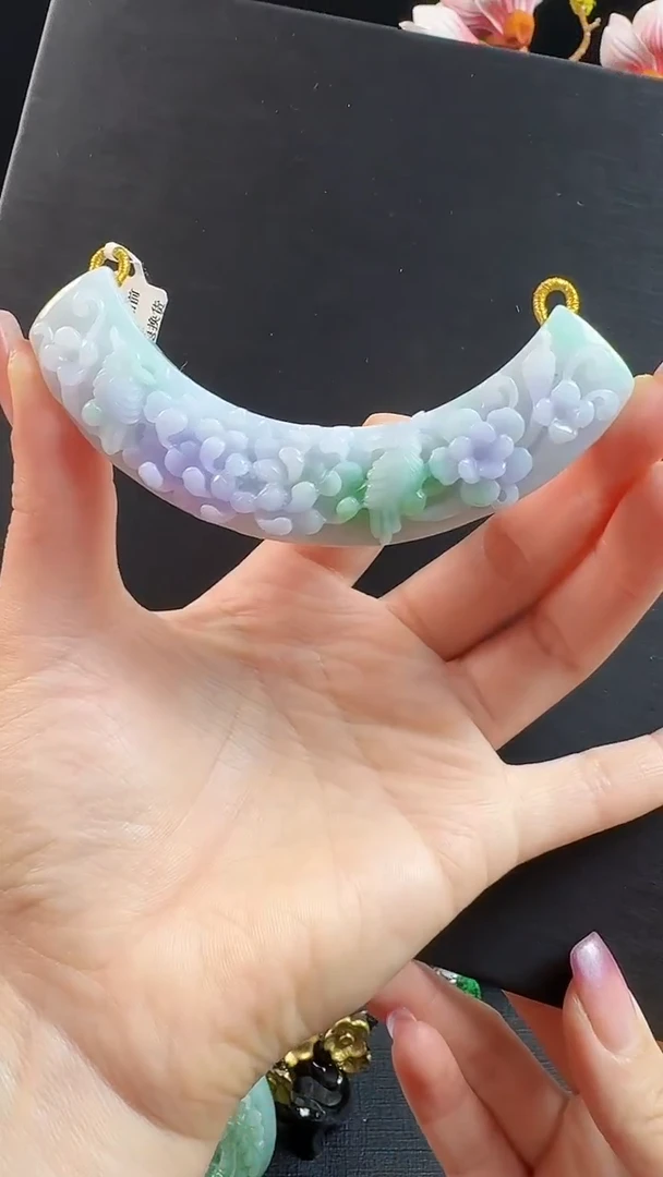 颈饰未镶嵌翡翠弯弯