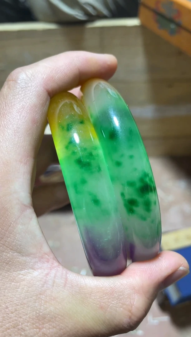 玉三色手镯随机发1件