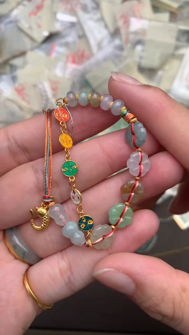 翡翠挂件未镶嵌  —