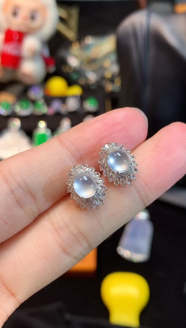 18K金镶嵌翡翠耳钉玻璃种黑钢双眼皮蛋面耳钉