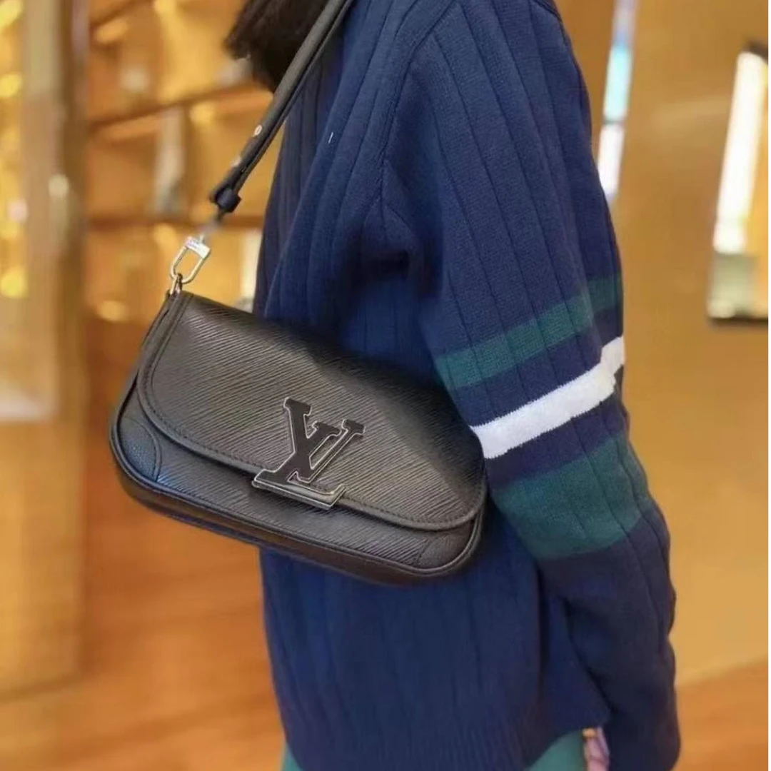 99新 LouisVuitton/路易威登 黑色水波纹 法棍单肩包