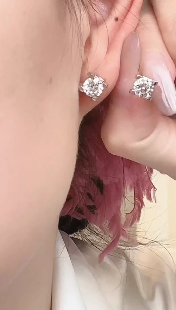 18K金镶嵌实验室培育钻石耳饰牛头耳钉k白