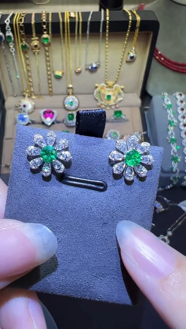 18K金镶嵌耳饰祖母绿0.48ct