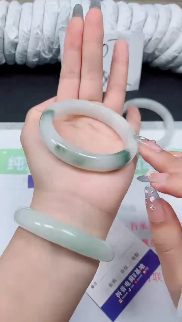 石英质玉手镯未镶嵌67-圈口：53.6