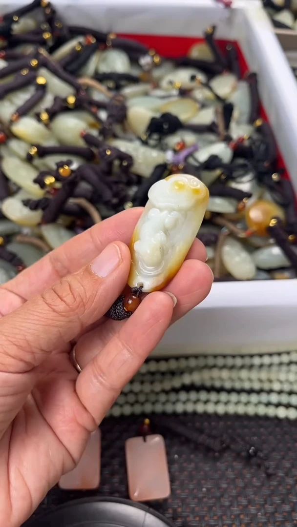 【闪购商品】和田玉颈饰未镶嵌多样性发货没有证书拍一发一有瑕