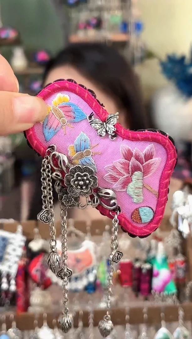 彩云南阁非遗老绣苗银饰品123