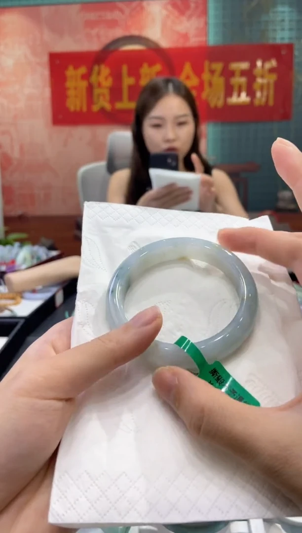 翡翠手镯未镶嵌多人25892