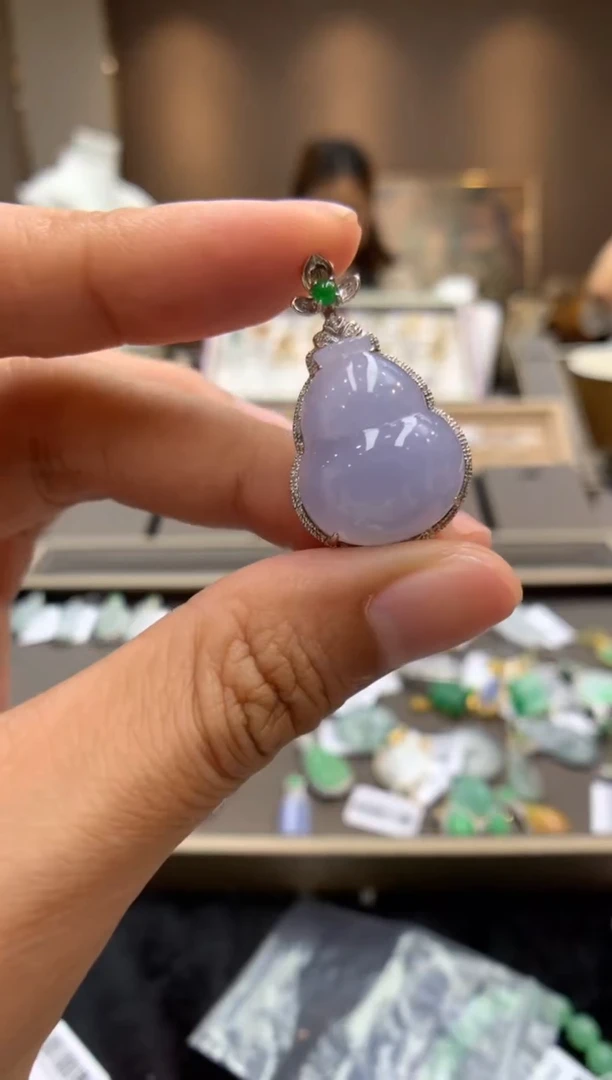 翡翠18K金镶嵌颈饰葫芦