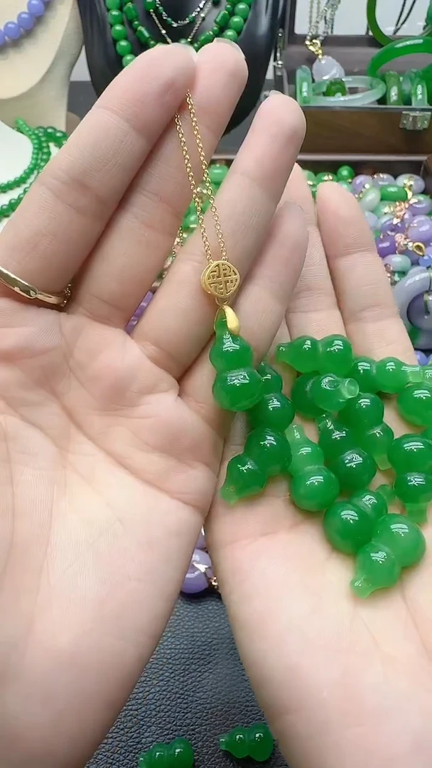吊坠(赠链)未镶嵌翡翠冰绿葫芦