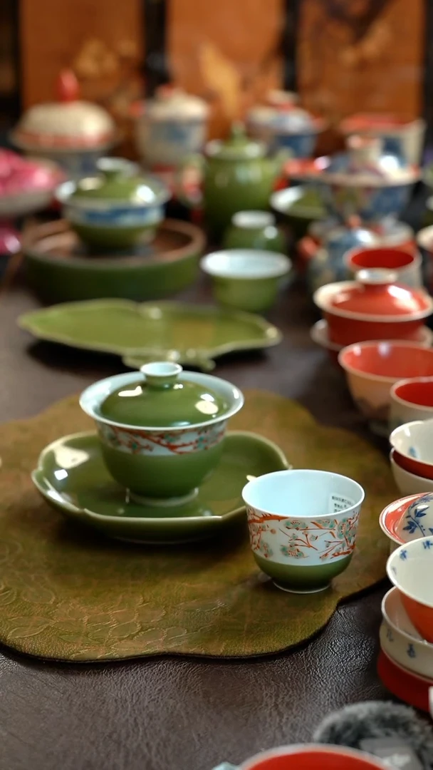 圆*瓷上林泉素和烟绿红黄彩盖碗，主人杯，壶承