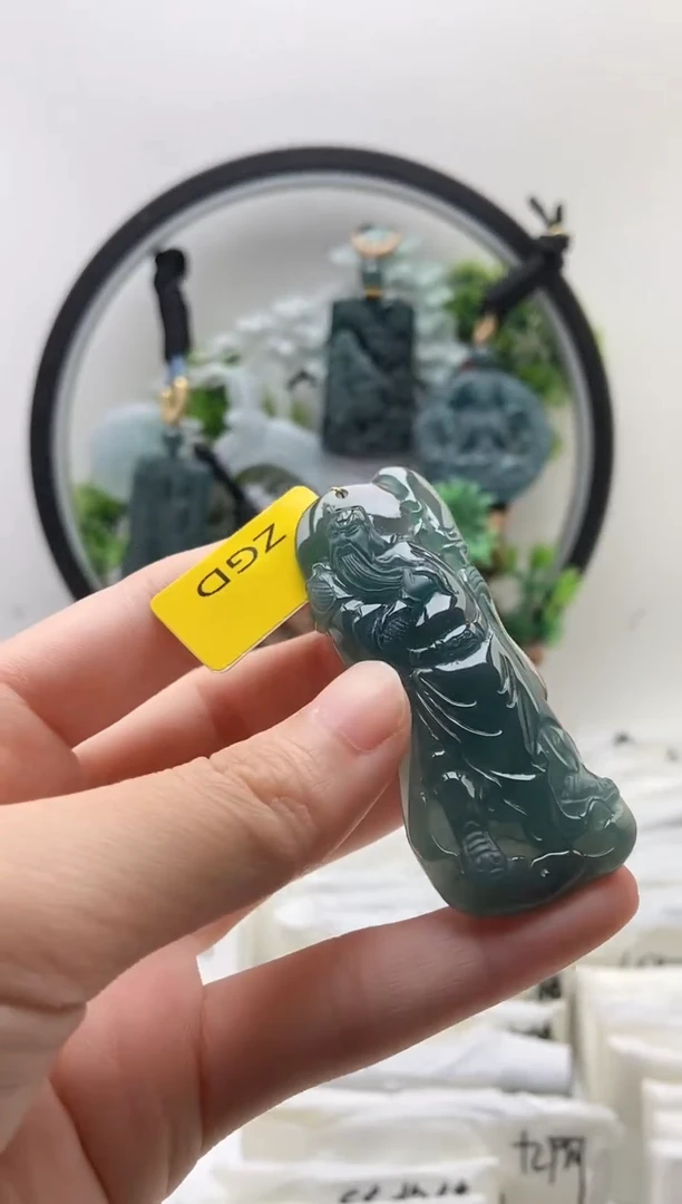 翡翠未镶嵌颈饰关公