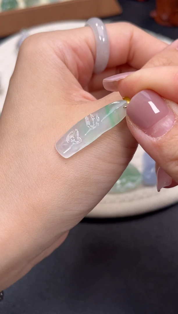 翡翠18K金镶嵌颈饰翡翠挂