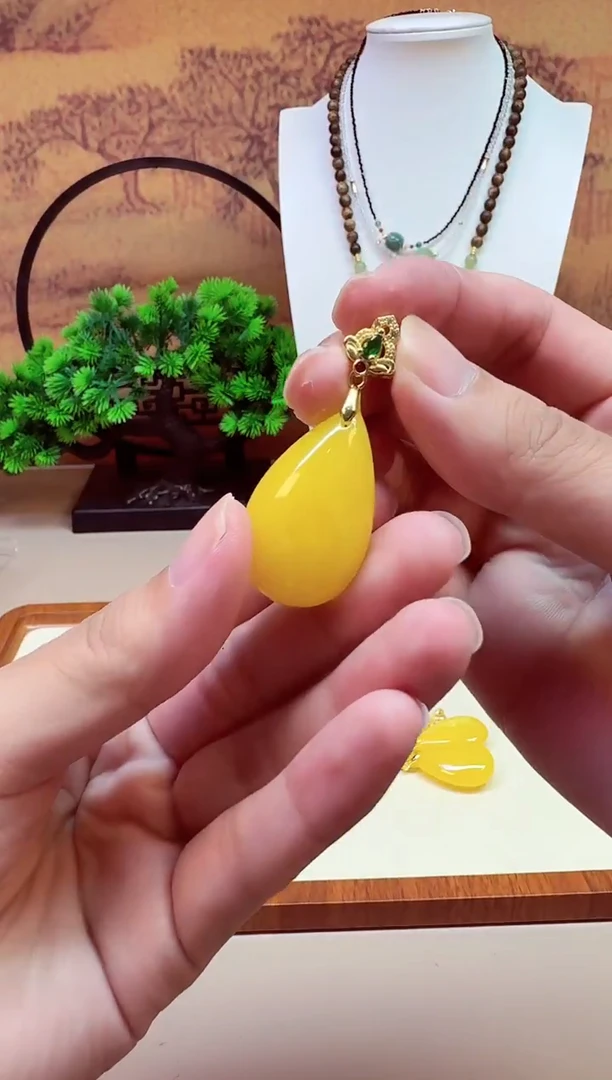 14K金镶嵌吊坠(赠链)蜜蜡D25