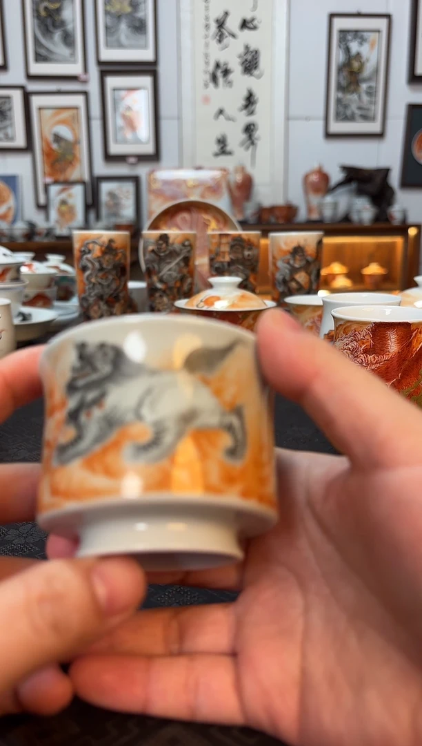 泛红墨彩小狮子主人被一个