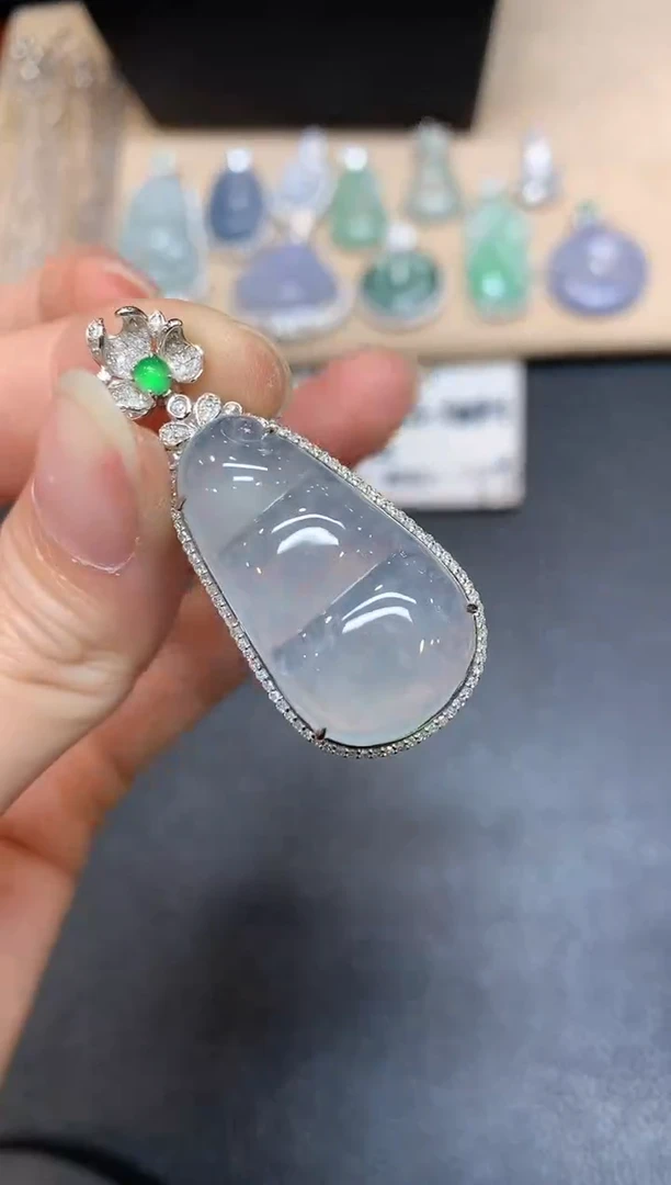 【闪购商品】翡翠颈饰18K金镶嵌福豆【无服务费