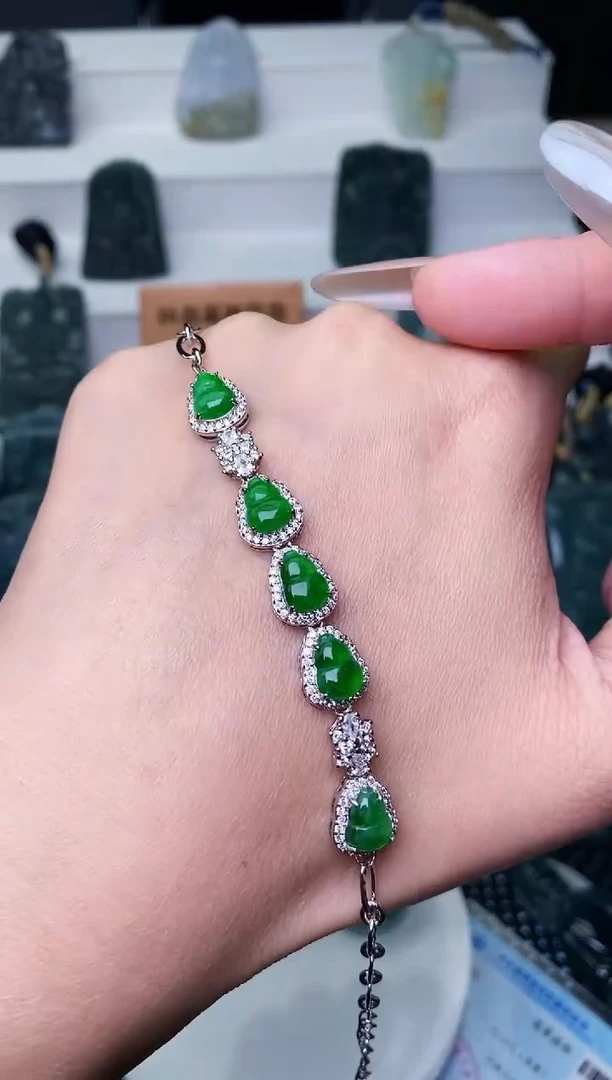 颈饰未镶嵌翡翠