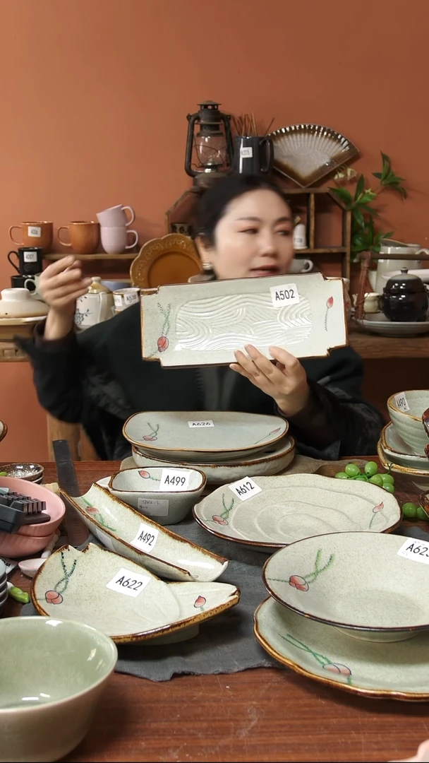 陶瓷A502 一只手绘荷花黑点长方盘30*13可能微瑕