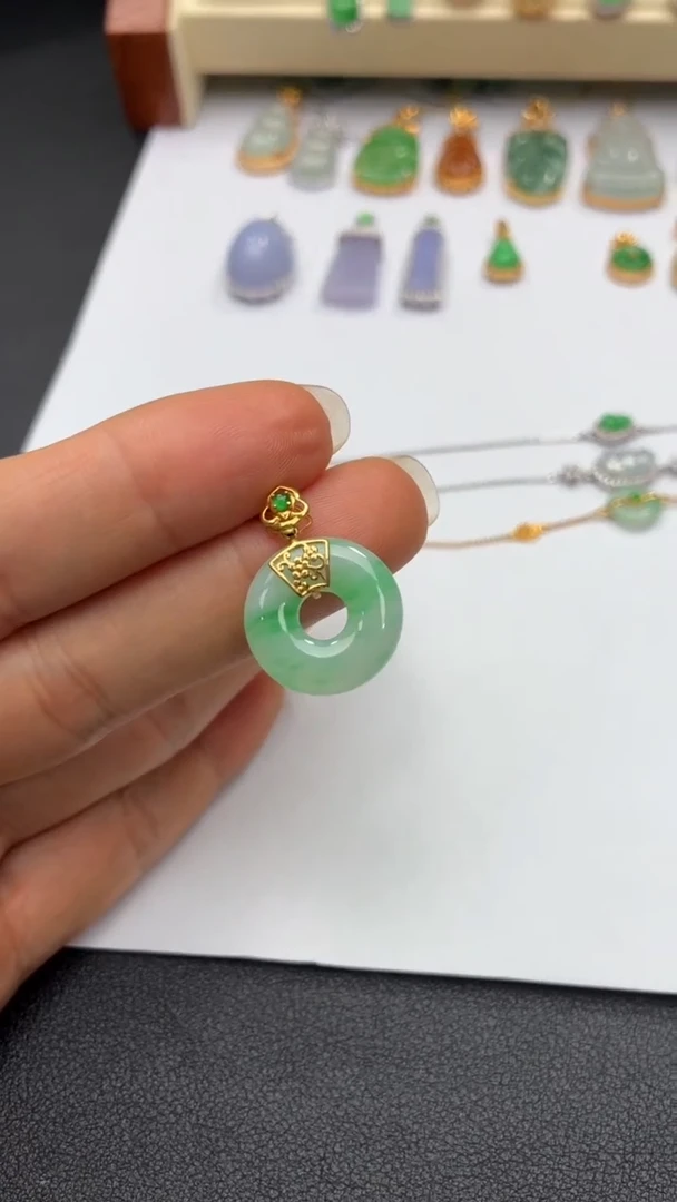颈饰18K金镶嵌翡翠天然翡翠A货