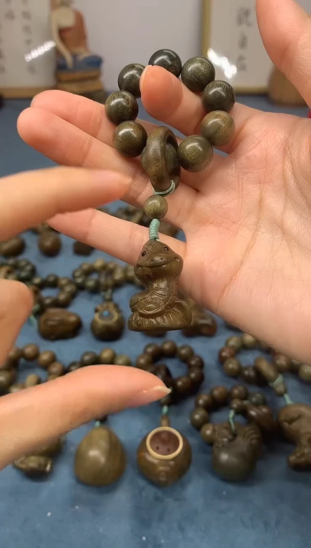【闪购商品】维腊木（绿檀）把件 招财蛇 盘玩件