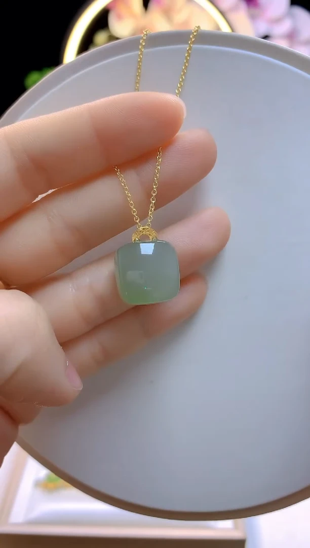 和田玉18K金镶嵌吊坠(赠链)方糖