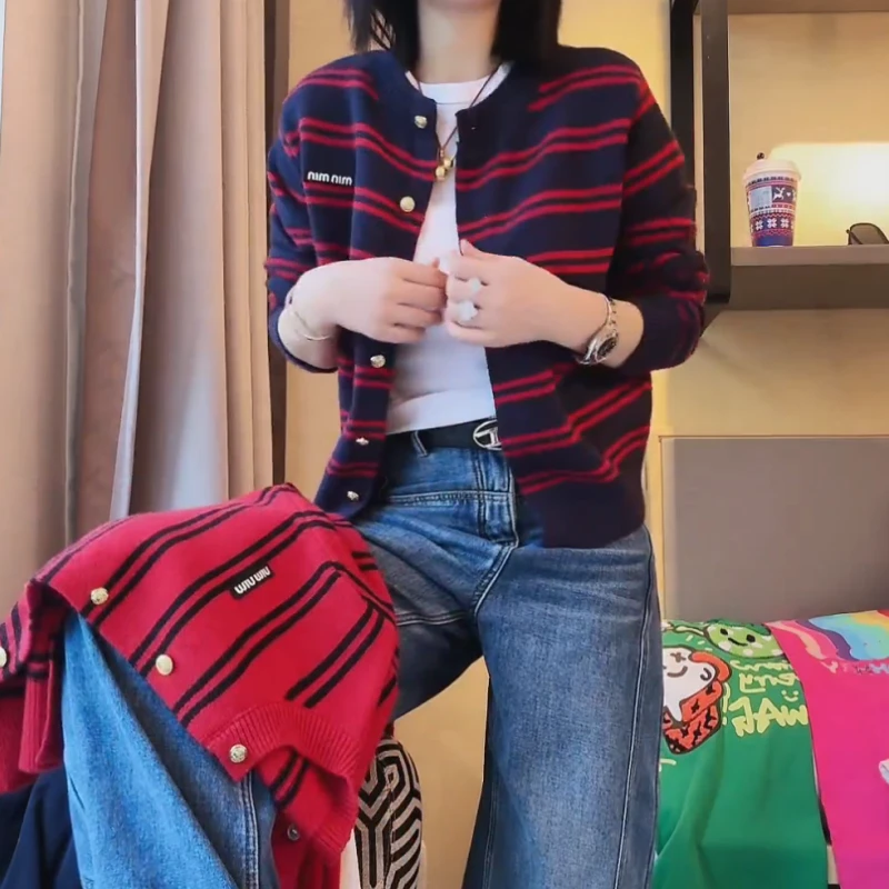 新款气质百搭设计感秋冬纽扣设计条纹针织开衫LK2501171