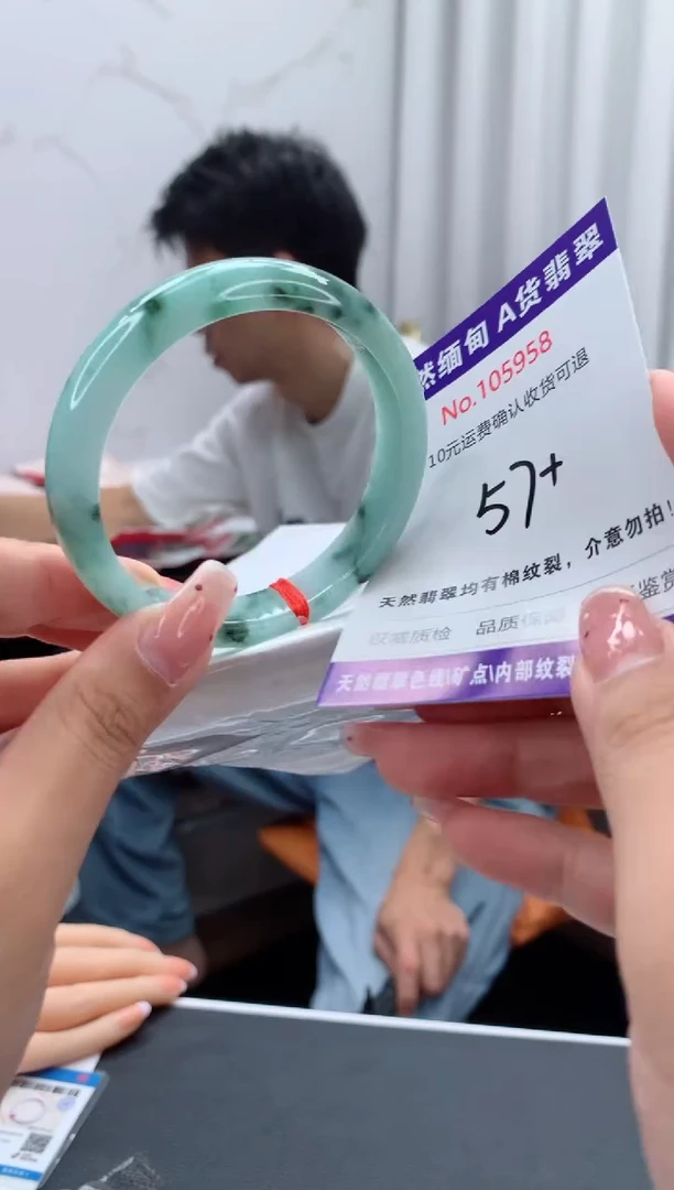 未镶嵌手镯翡翠有纹，完美者勿拍