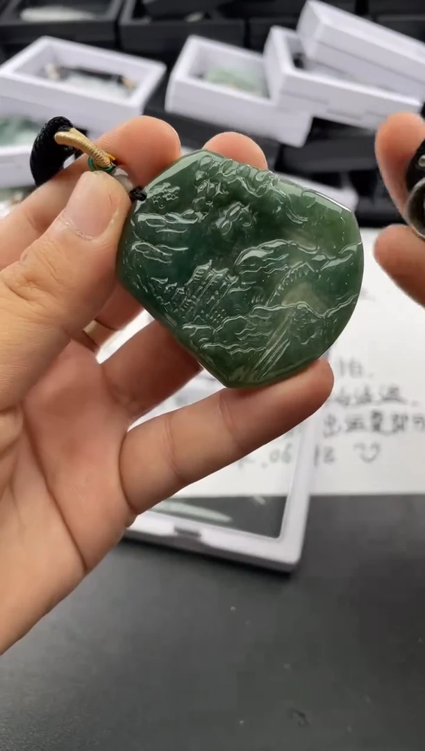 翡翠未镶嵌颈饰..../8/18/ 95