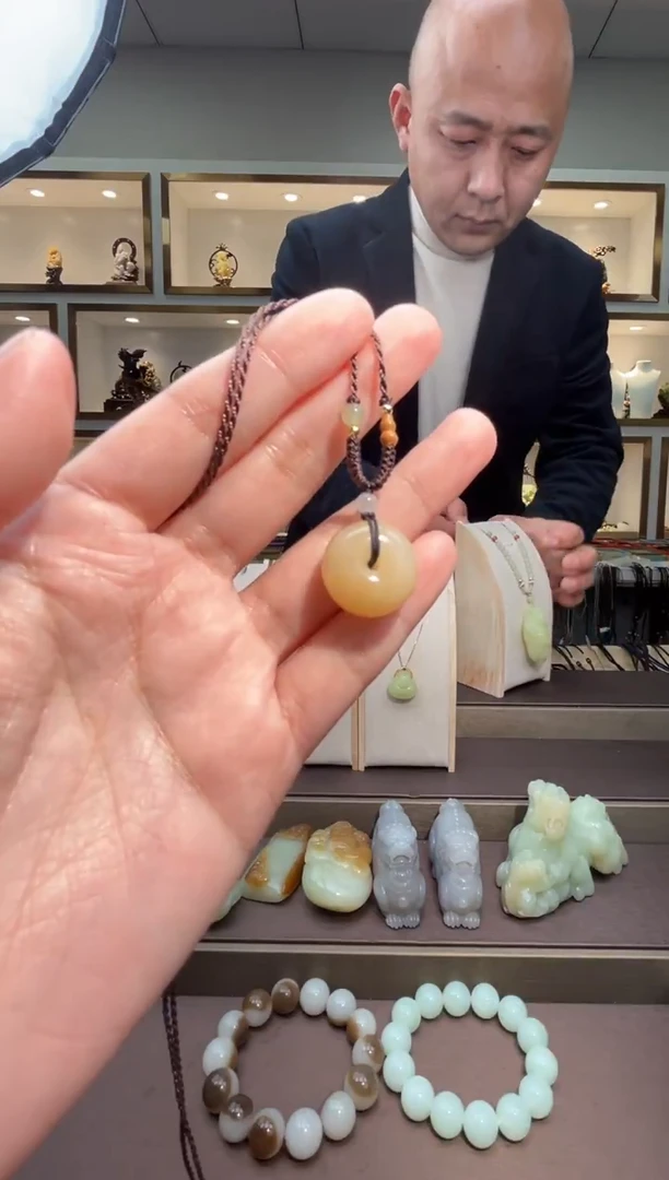 颈饰未镶嵌和田玉苏