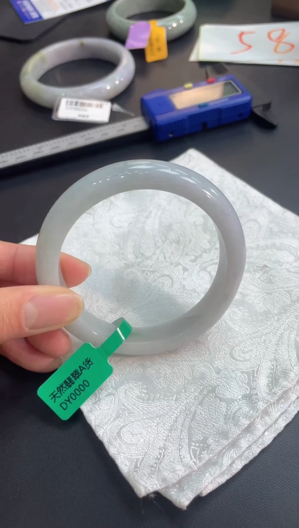 【闪购商品】翡翠手镯未镶嵌24270000000