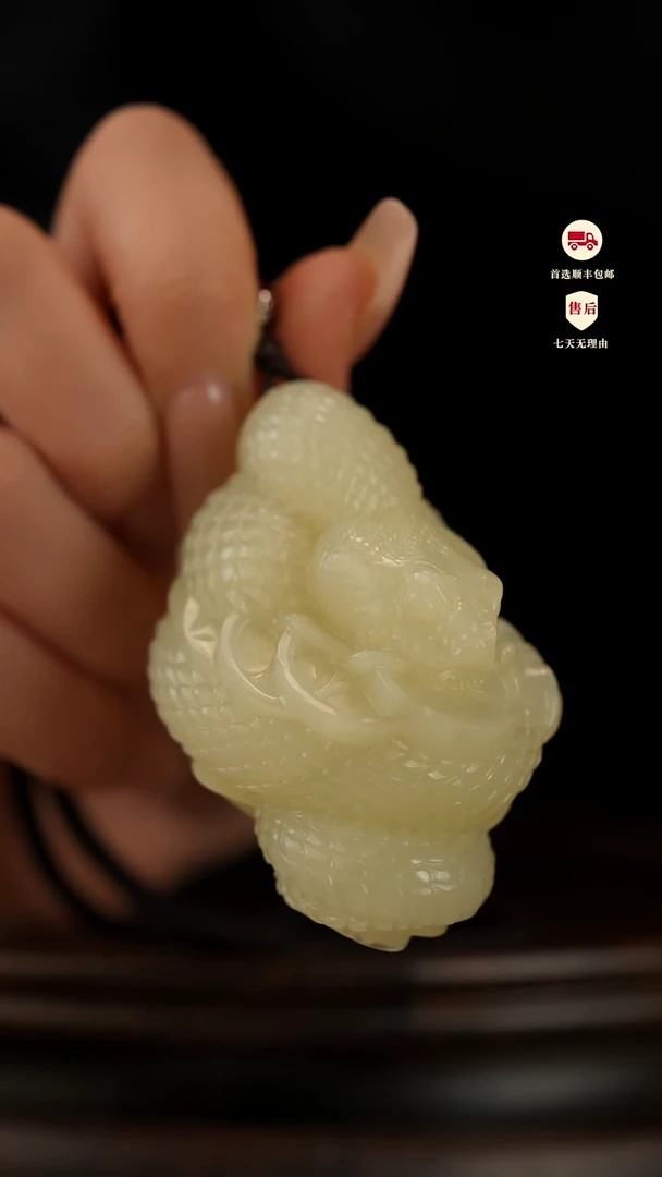 云南石竹叶青雕刻：腰缠万贯手把件