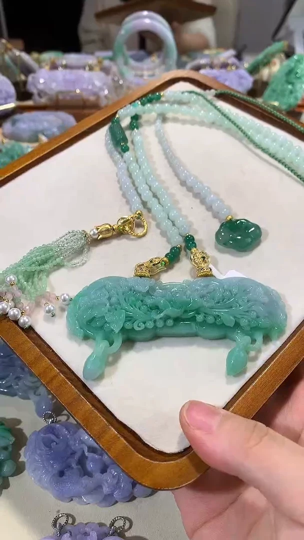 颈饰未镶嵌翡翠吊坠