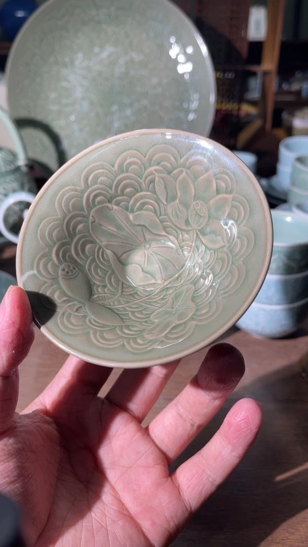 微瑕浮雕荷花斗笠1只