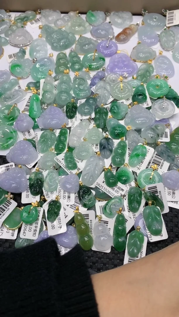 颈饰18K金镶嵌翡翠 一物一证，9米证书费