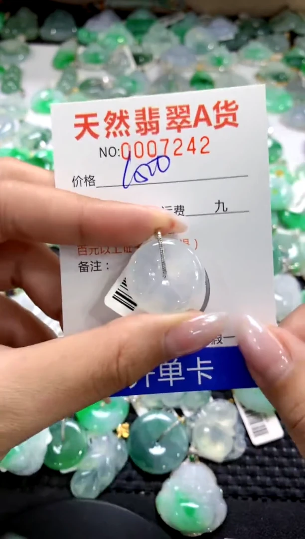颈饰18K金镶嵌翡翠1111111111111111